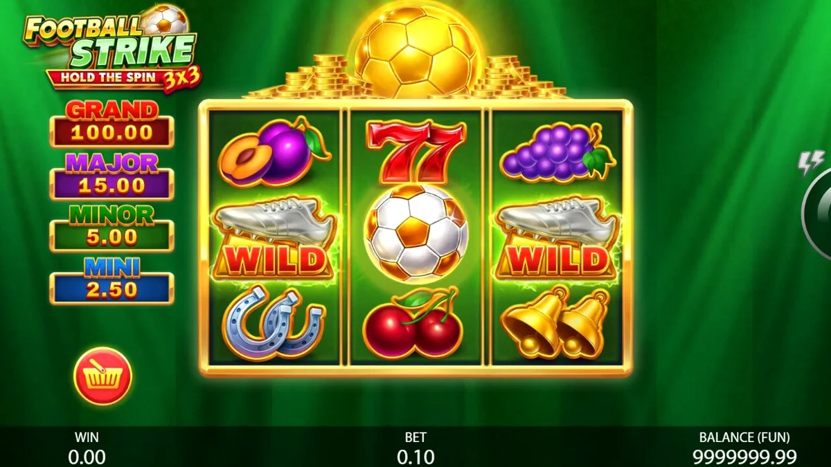 Tampilan layar permainan slot 3x3 Football Strike dengan tema sepak bola dan mesin buah klasik